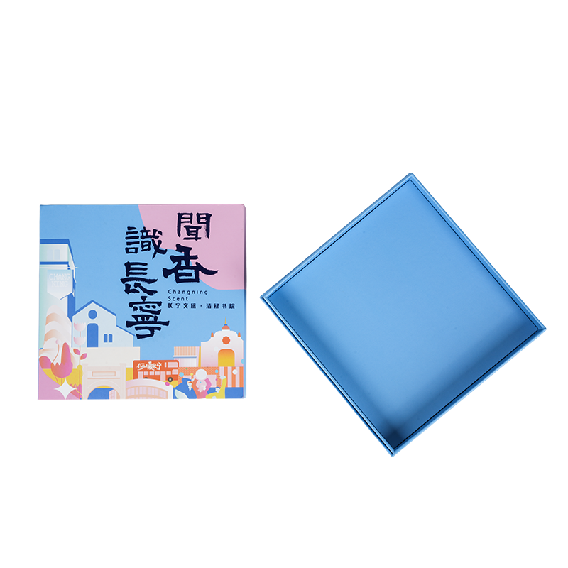 Caixa de música giratória em forma de livro com tema natalino